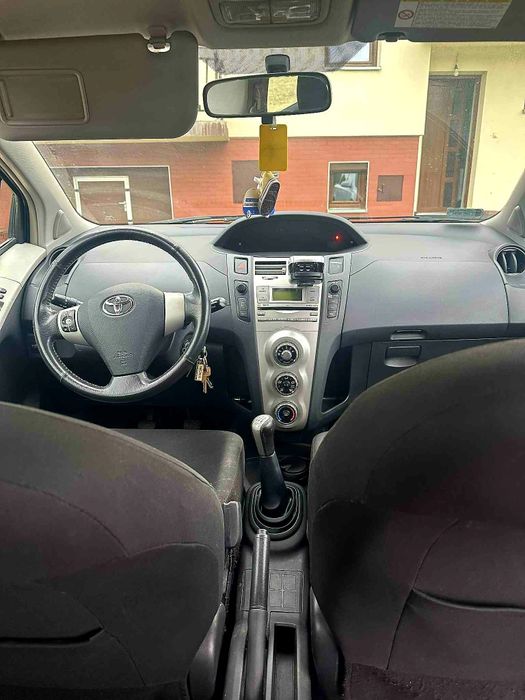 Toyota Yaris 1.0 KAT Benzyna 2006r przebieg 193 tyś 5-drzwi