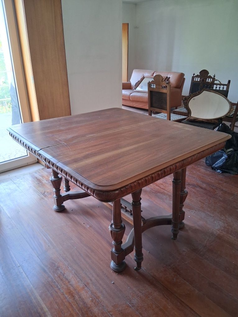 Mesa de madeira maciça clássica