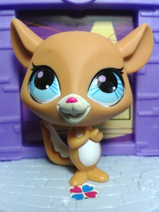 Фигурка Littlest Pet Shop в домике тортике