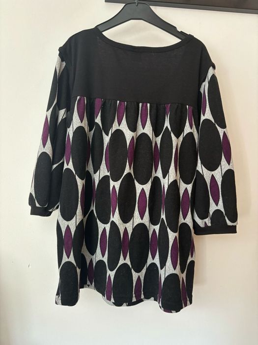 Camisola roxa e preta