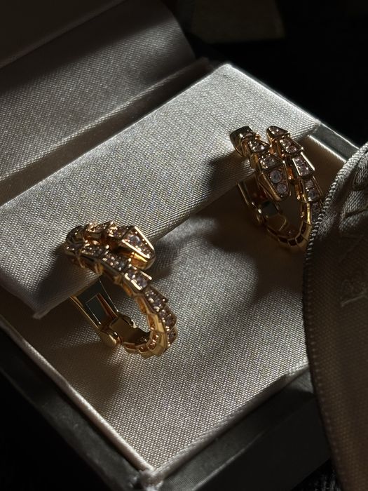 Kolczyki Bvlgari w złotym kolorze