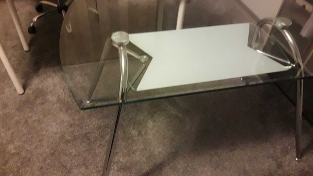 Duży szklany stół i 4 wygodne krzesła