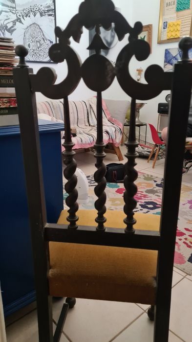 Cadeira estilo torcidos e tremidos