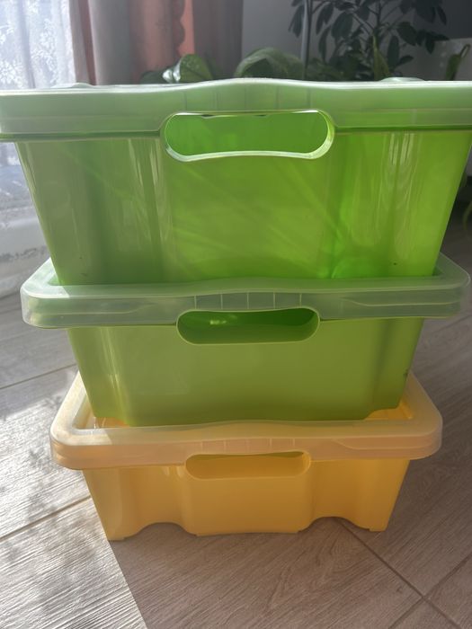 Trzy plastikowe pojemniki fima OKT