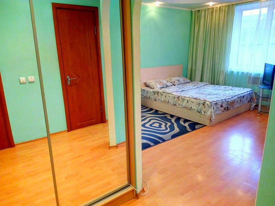 1-кім. Центр. "Злата плаза". Дзеркальна шафа навпроти ліжка. Подобово.