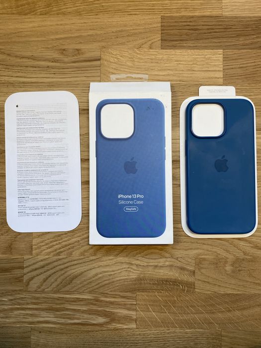 Оригінальний синій чохол на iPhone 13 Pro