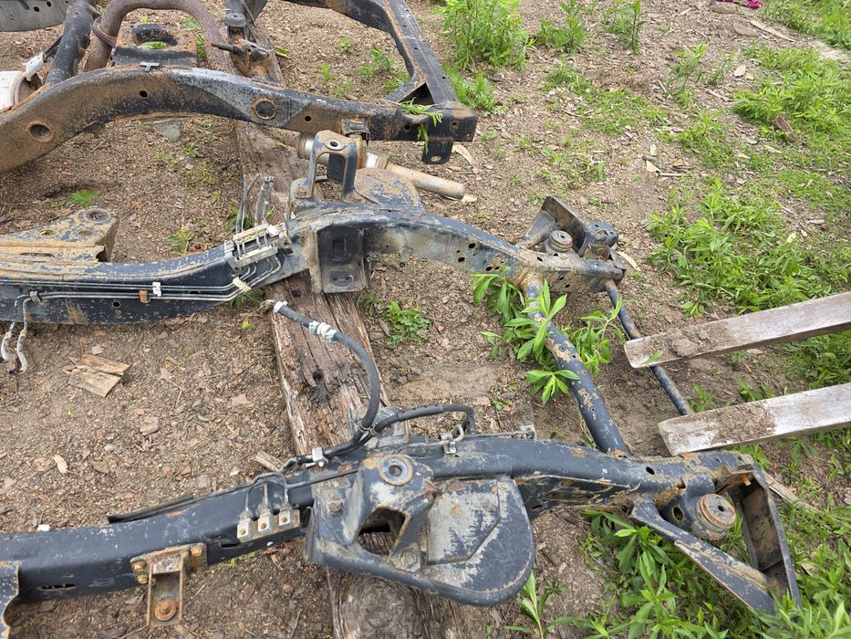 Nissan Patrol Y 60 tył ramy