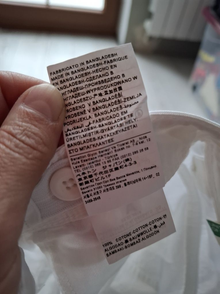Spodenki białe roz 110 z metką United Colors of Benetton