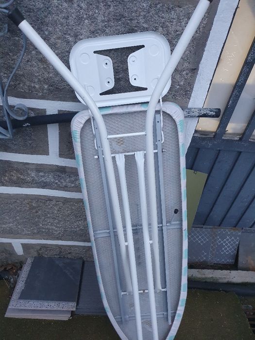 Tabua de engomar profissional com 120x39cm em 2a mão .
