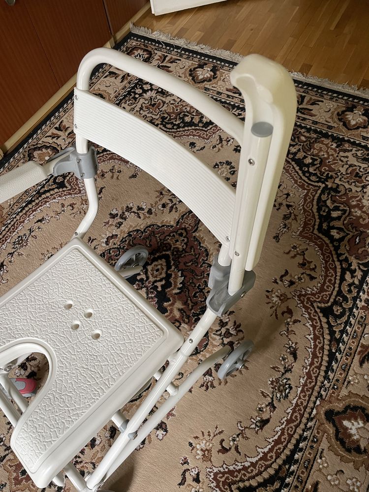 Wózek prysznicowy na kółkach