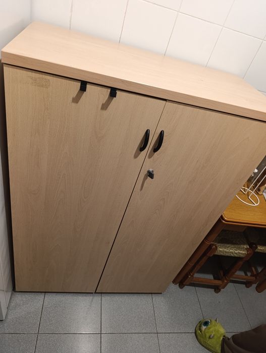 Móvel castanho com chave