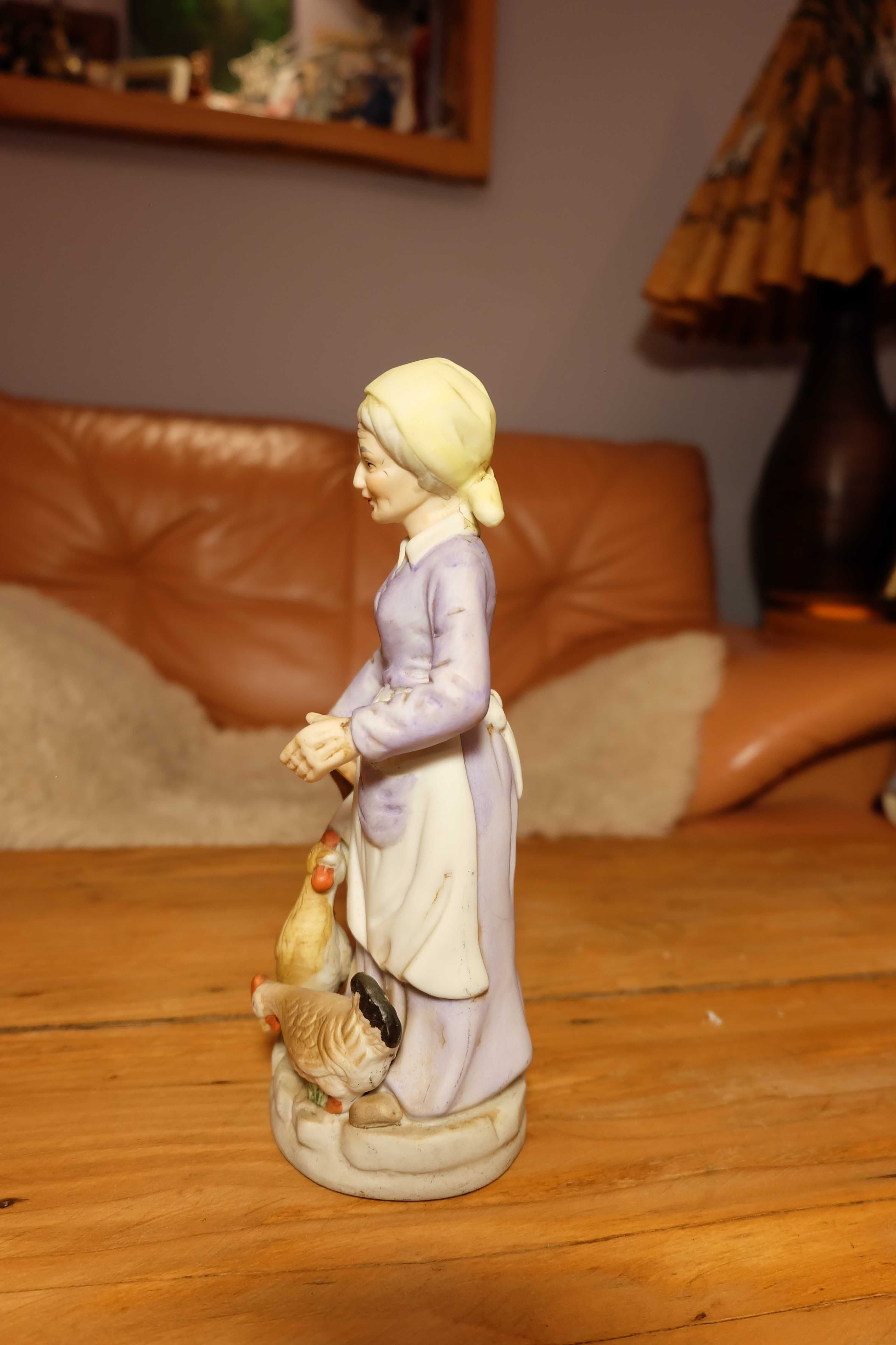 Figurka z porcelany Babcia kobieta z kurami