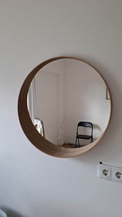 Espelho redondo IKEA, 60 cm, com moldura em madeira.
Peça elegante e m