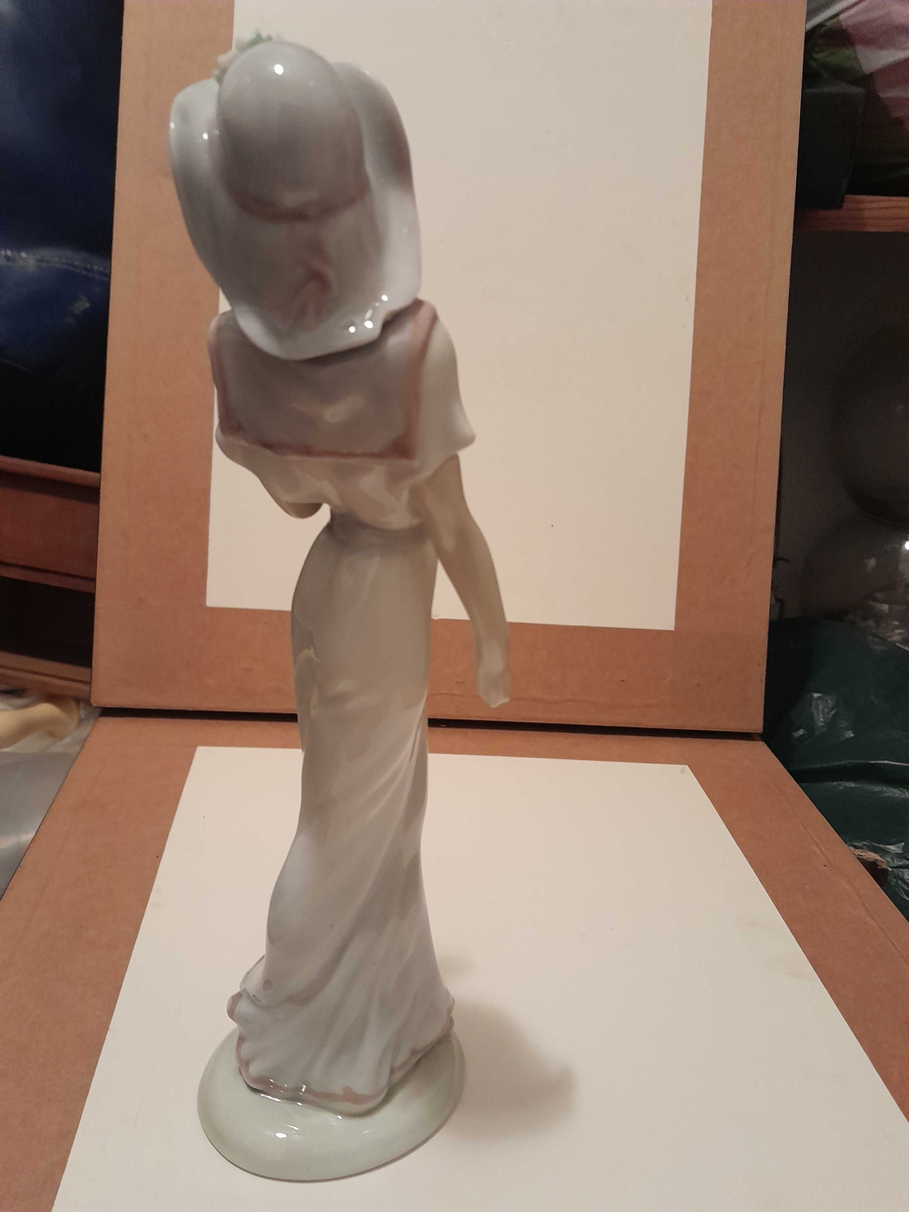 Estatueta " Mulher com chapéu "