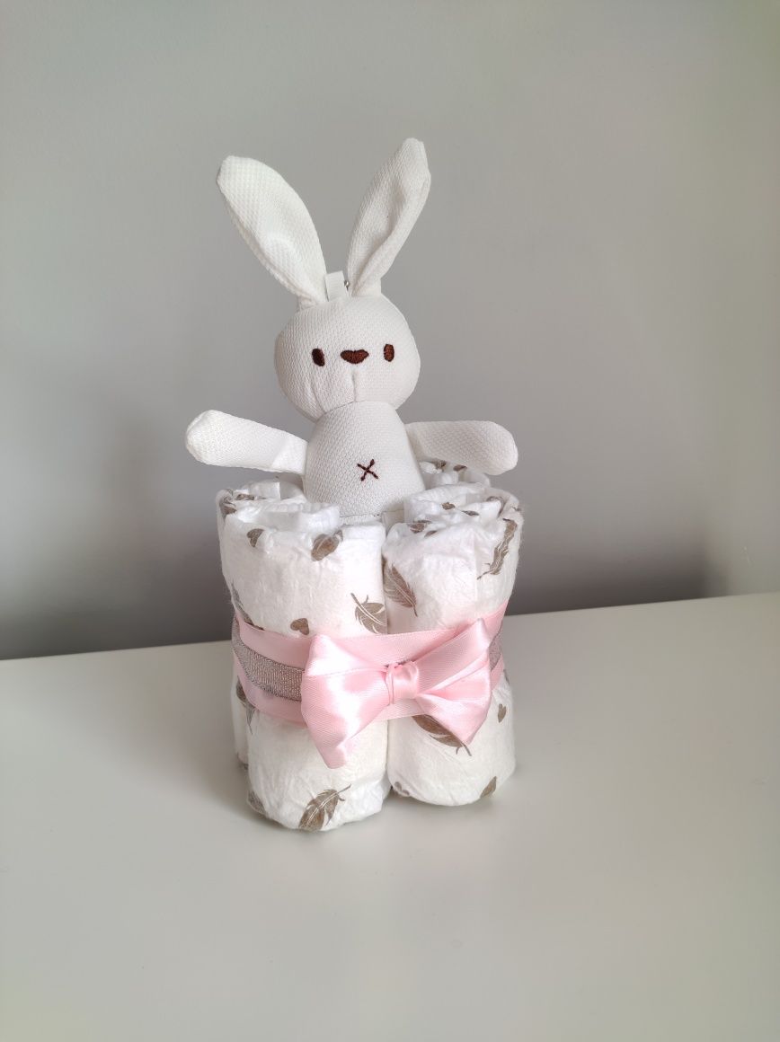 Tort torcik z pampersów prezent baby shower narodziny chrzest