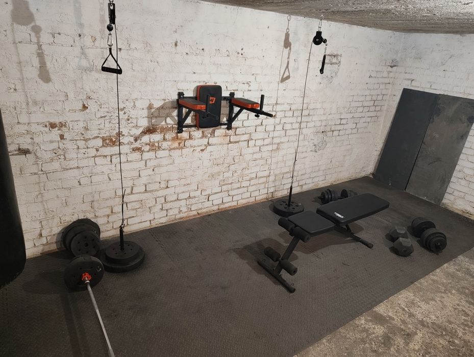 Silownia, wyposażenie, sztanga, wyciągi, obciążenie.