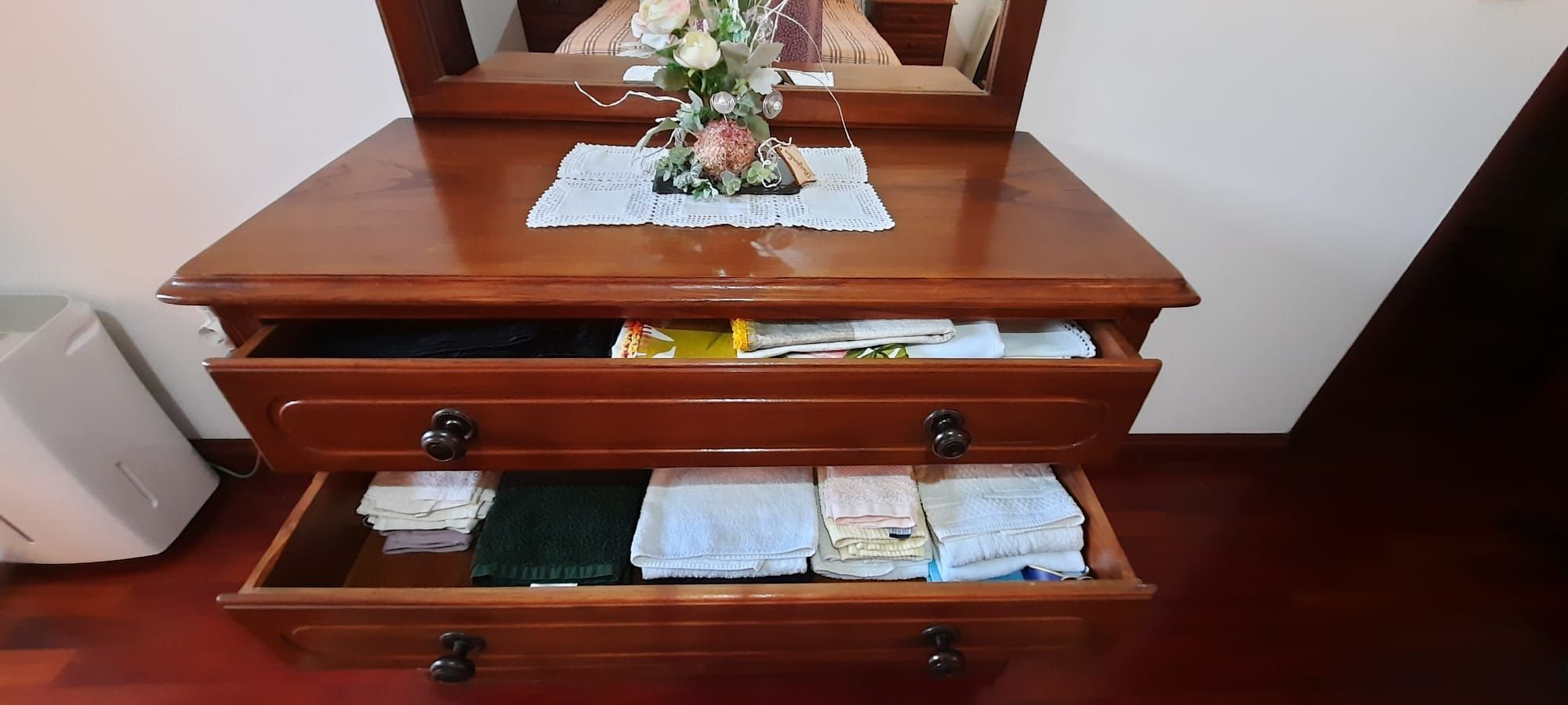 Cama c/ colchão, mesinhas de cabeceira e cómoda em madeira maciça
