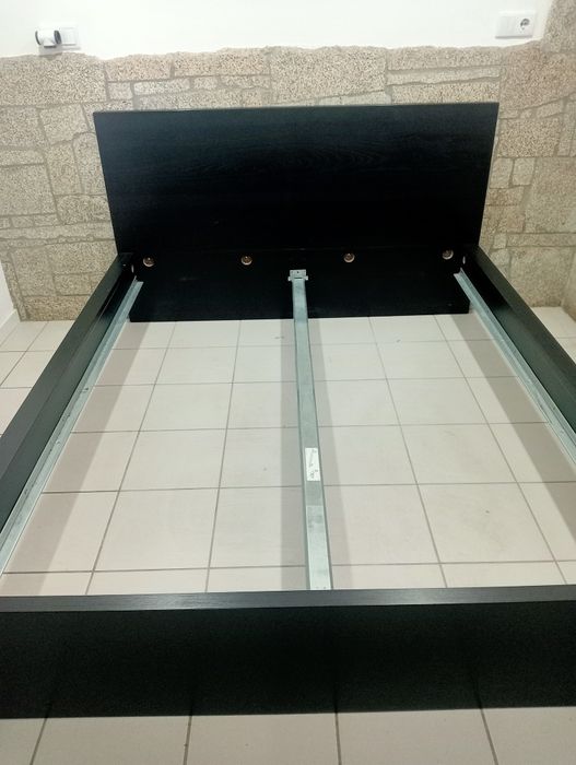 Estrutura de cama em preto