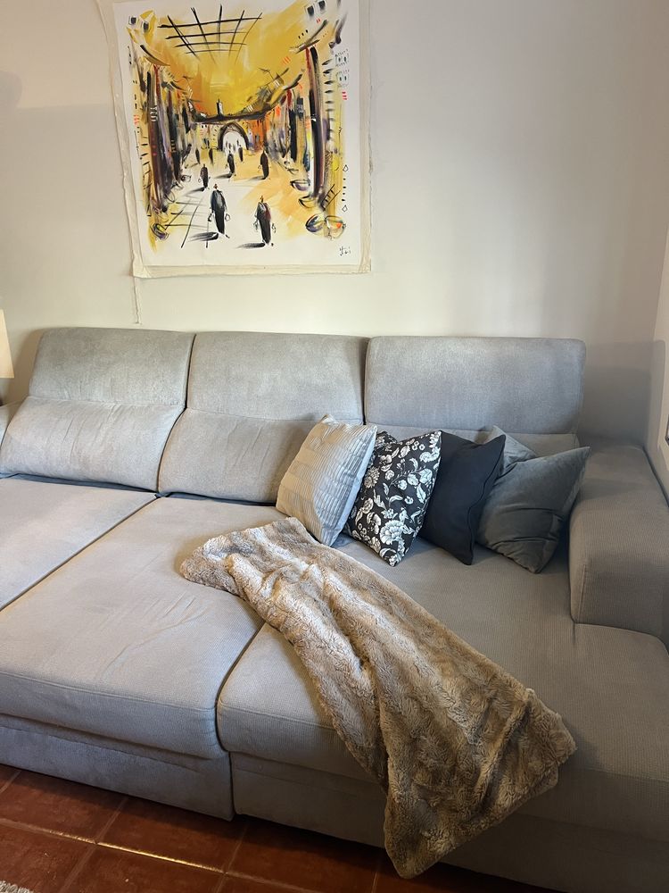 Sofá chaise-longue com pouco uso.