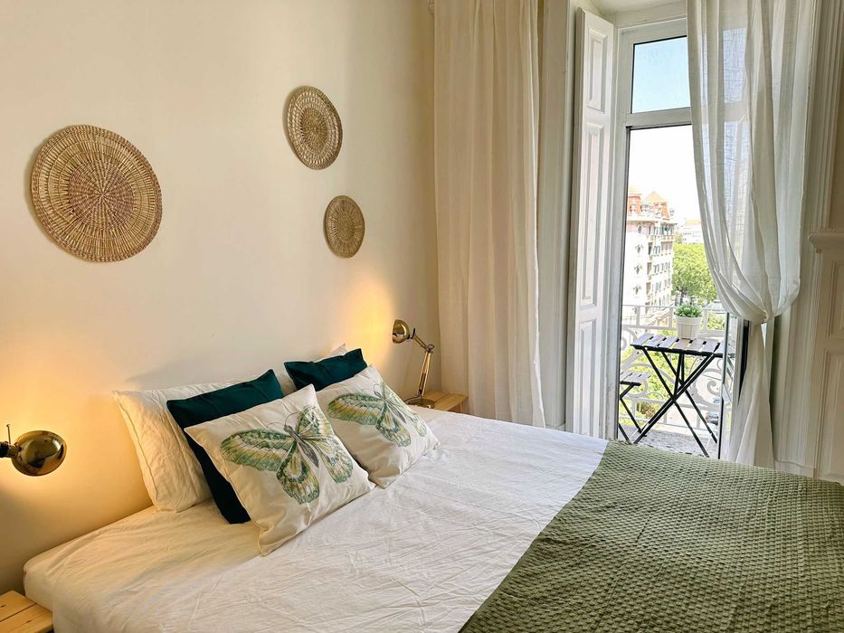 Quarto casal Av 5 Outubro sem caução entrada imediata