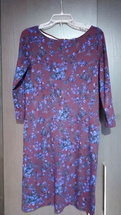 Bordowa sukienka w kwiaty
