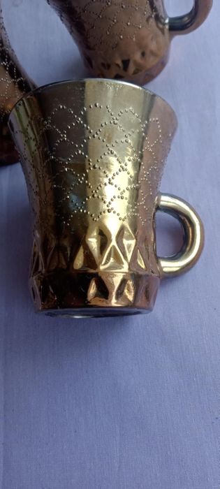 Ozdobne szklane filiżanki złocone