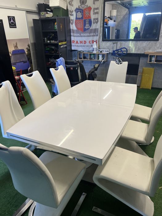 Stol z krzeslami