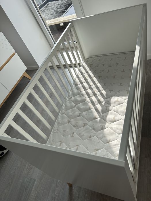 Cama com colchão e comoda Trama