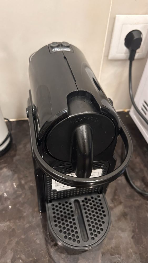 Maquina de Cafè  Nespresso Inissia, fabricada pela DeLonghi.