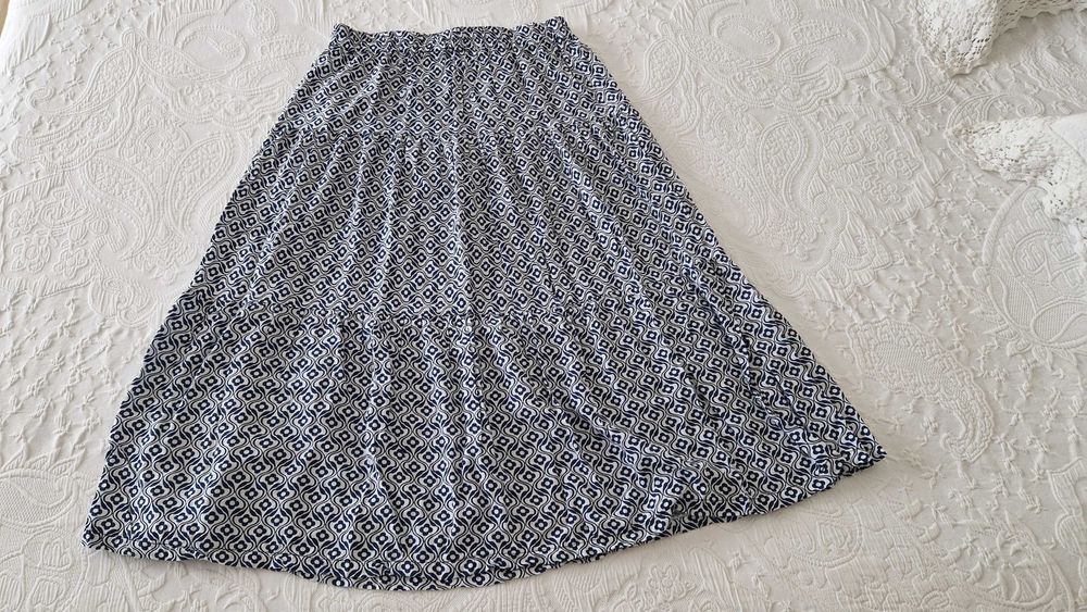 Saia estampada, azul e branco, tamanho M