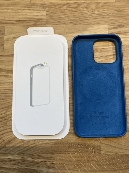 Оригінальний синій чохол на iPhone 13 Pro