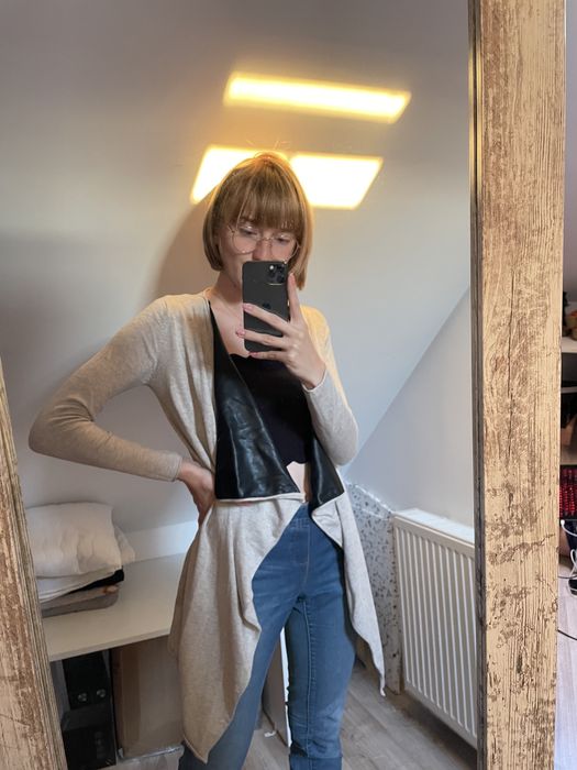 Narzutka z skórzanymi wstawkami