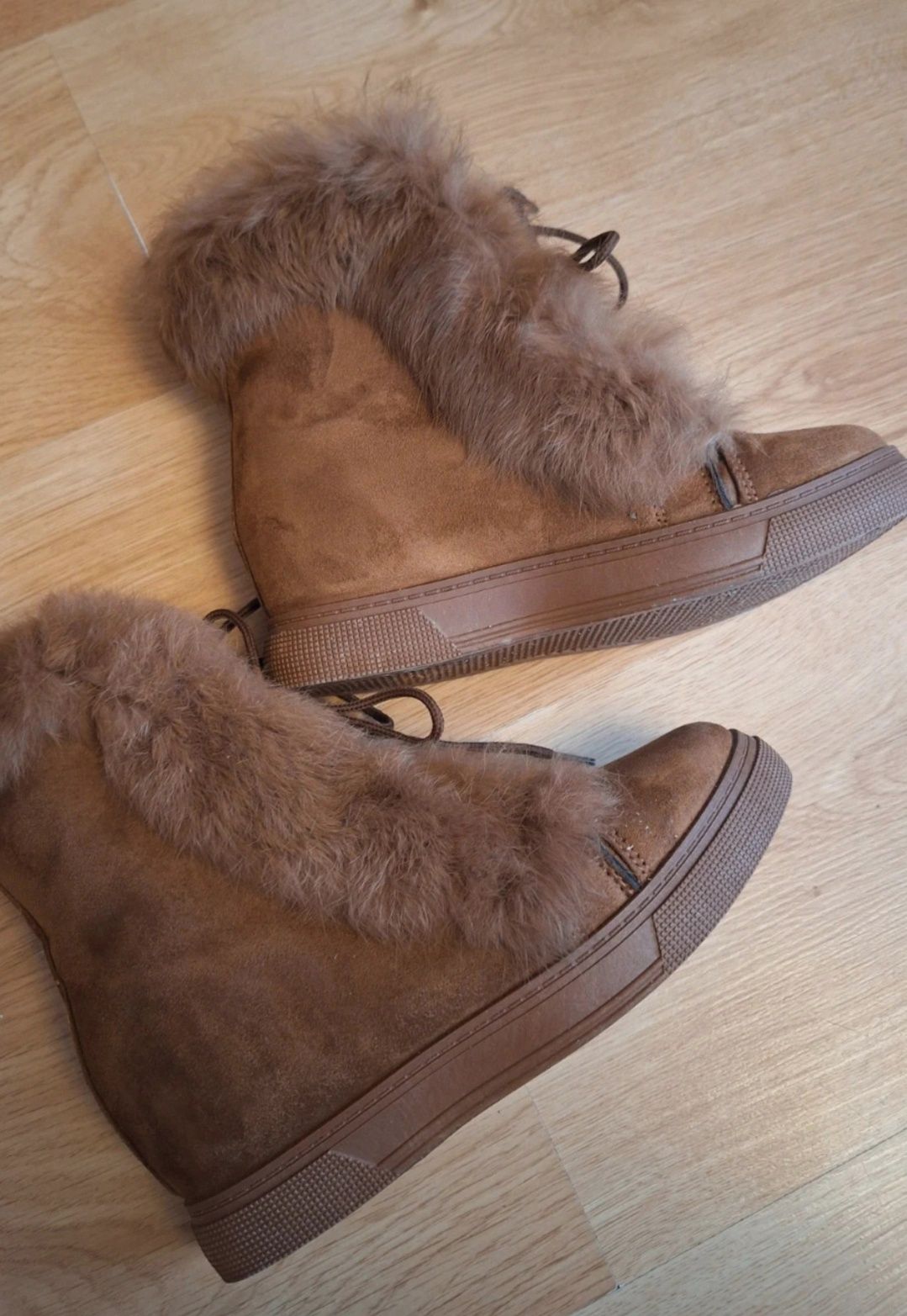 Buty ocieplane na koturnie
