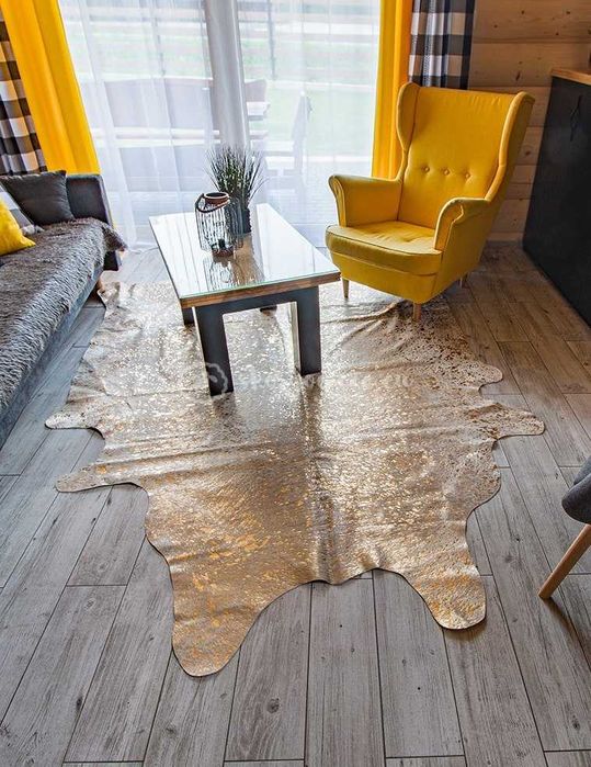 Skóra krowia/ błyszczący złoty dywan