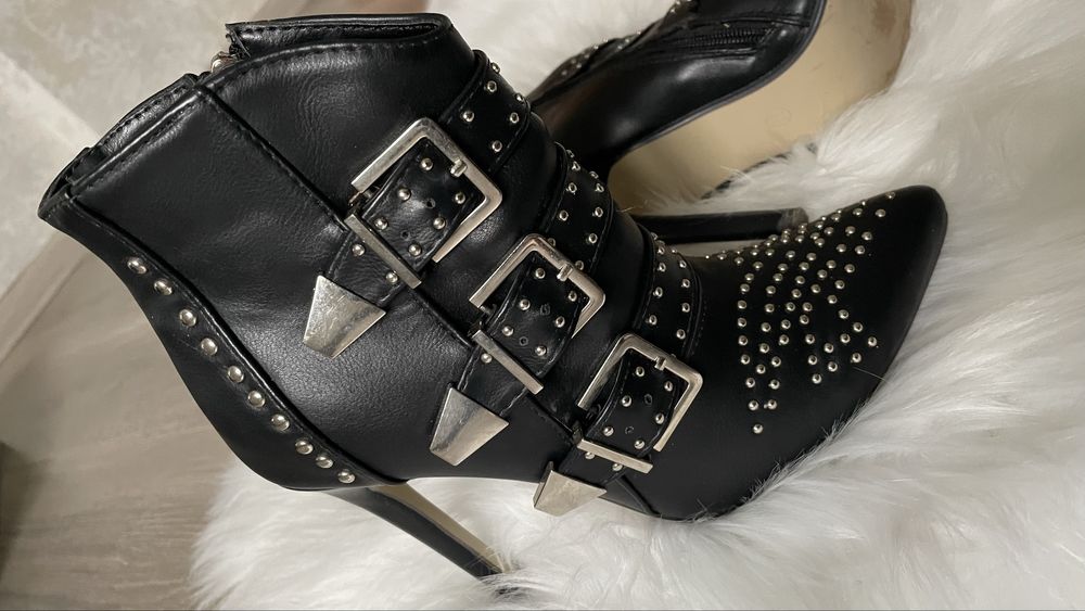 Черевики ботільйони на шпильці