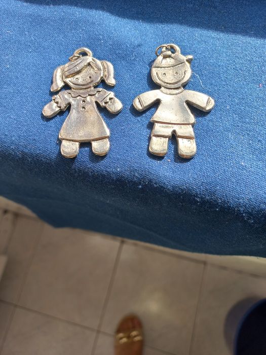 Pendente Menina e Menino em aço  como novos !