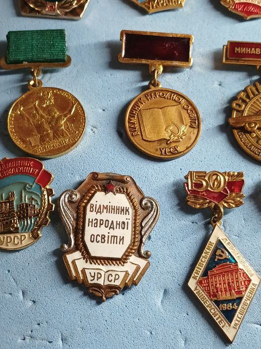 Продам значкі разние.