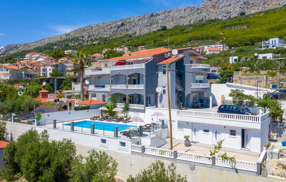 Wakacje, Chorwacja, okolice Omis, apartament dla 8 osób z basenem
