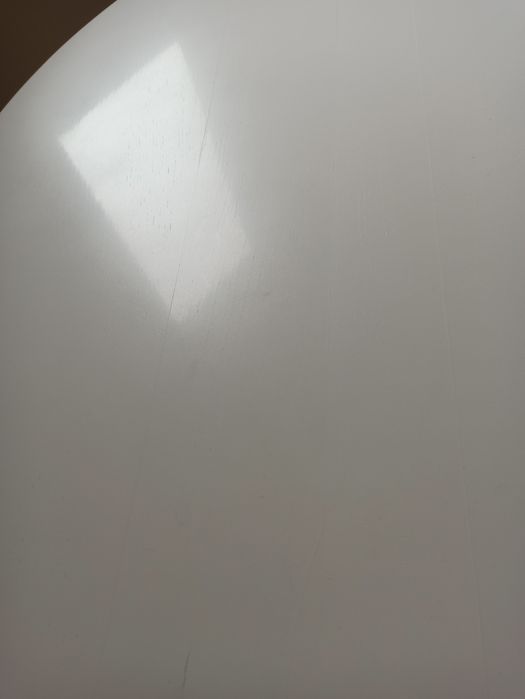 Biały drewniany stół