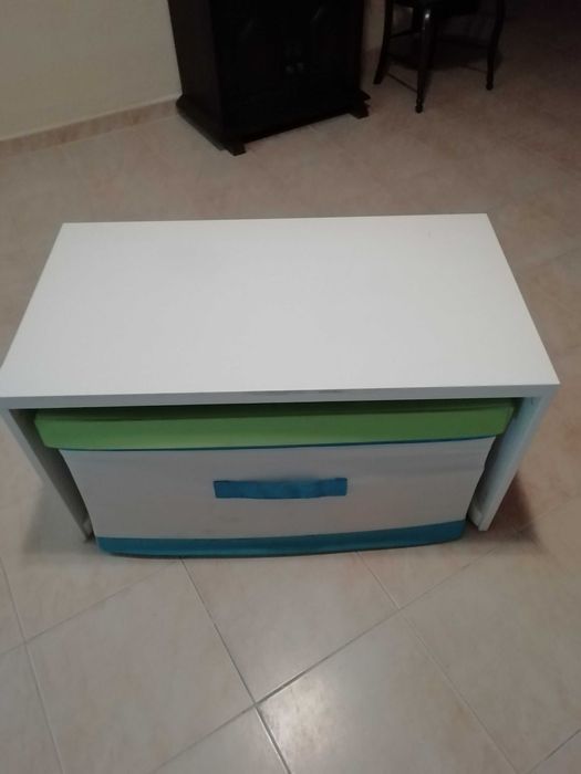 Conjunto de banco e baú de arrumação