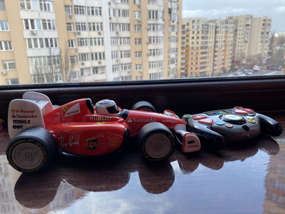 Машинка на радіоуправлінні "Ferrari F1" з реалістичними звуками.Chico
