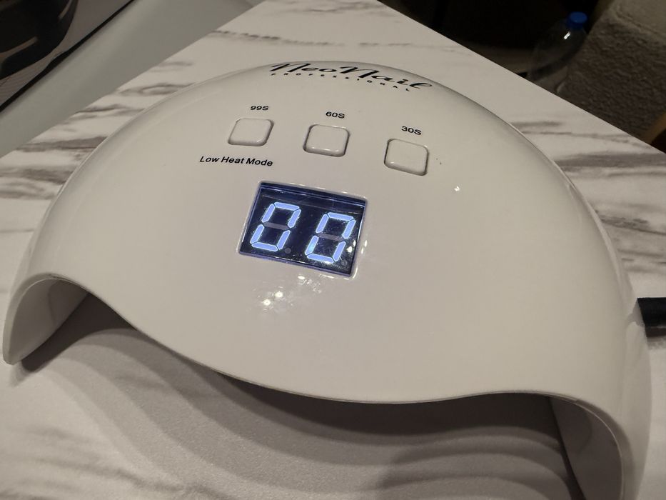 Lampa do paznokci i pochłaniacz