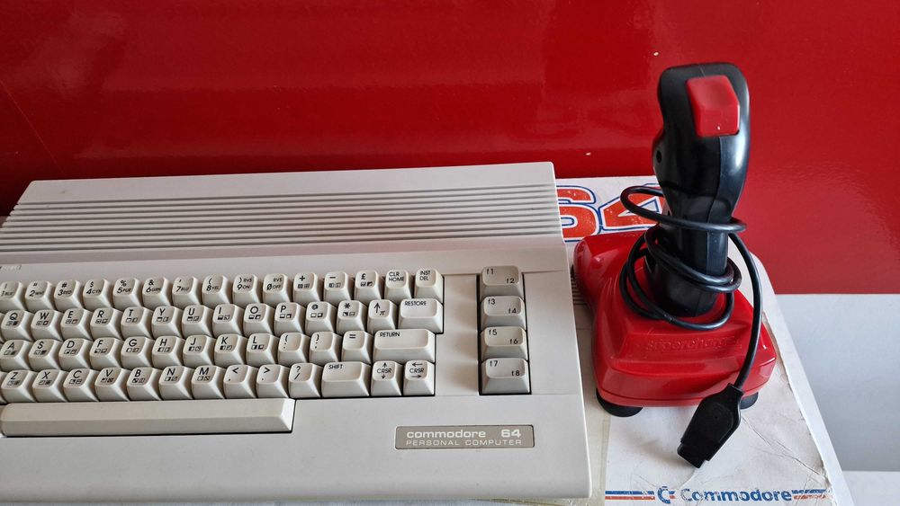 Commodore 64, stacja 1541, magnetofon, joystick, zasilacz, kable, soft