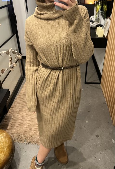 Midi beżowa sweterkowa sukienka z golfem, na jesień-zimę