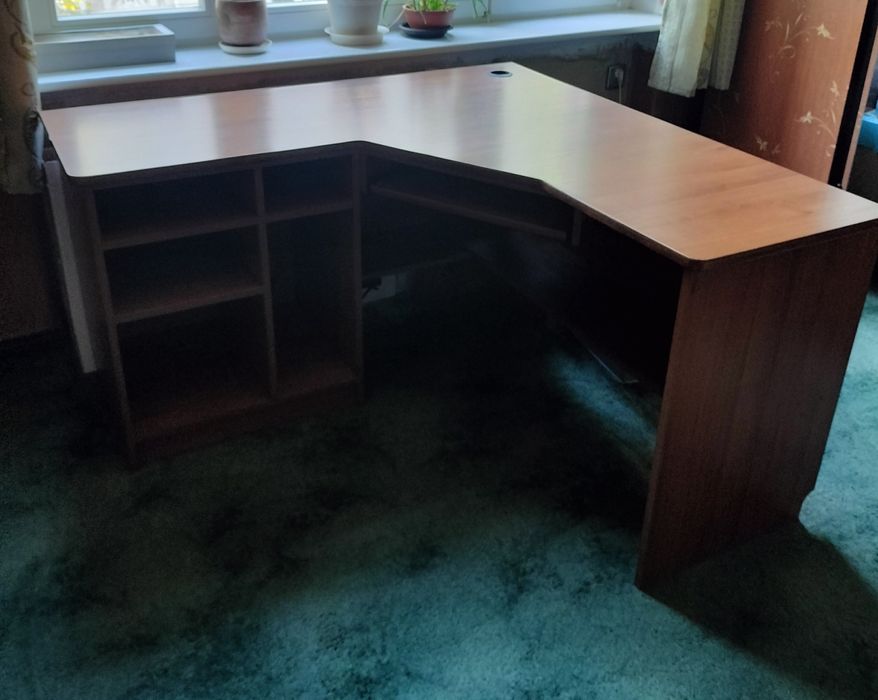 Biurko narożne 135x135 do komputera.