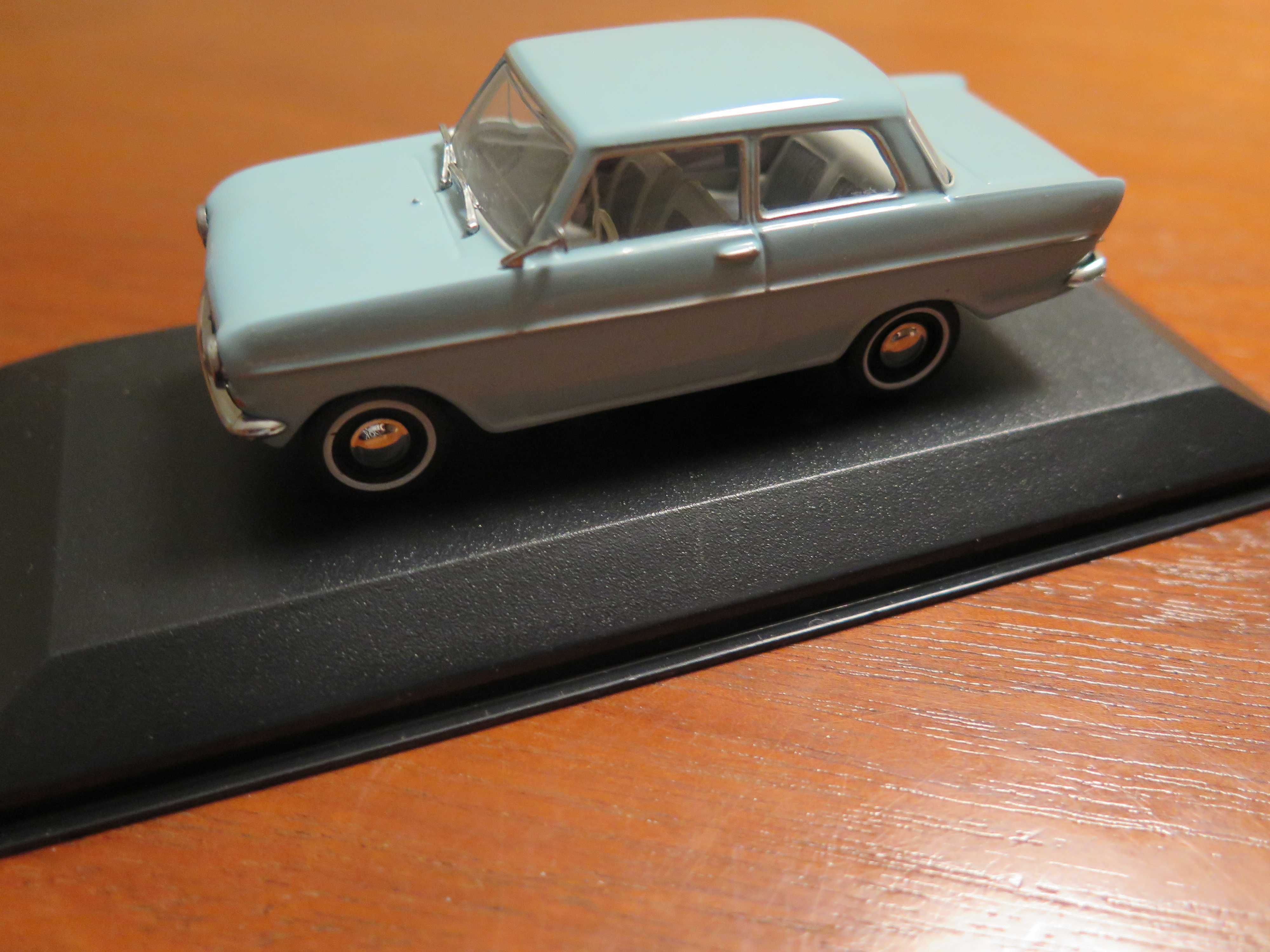 Lote 1:43: Jaguar XK SS /Triumph TR 6 /Ferrari 250 Calif /Opel Kadett