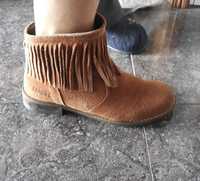 Botins camel com franjas