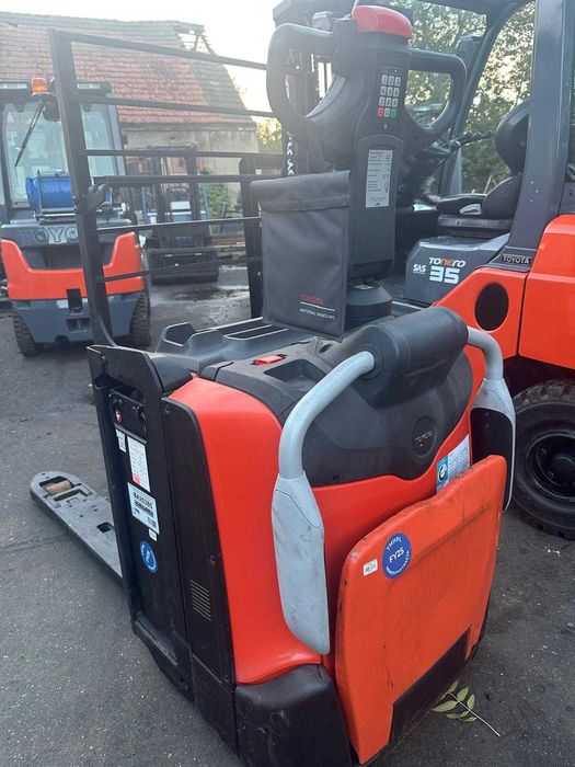 Wózek paletowy elektryczny BT  LPE200