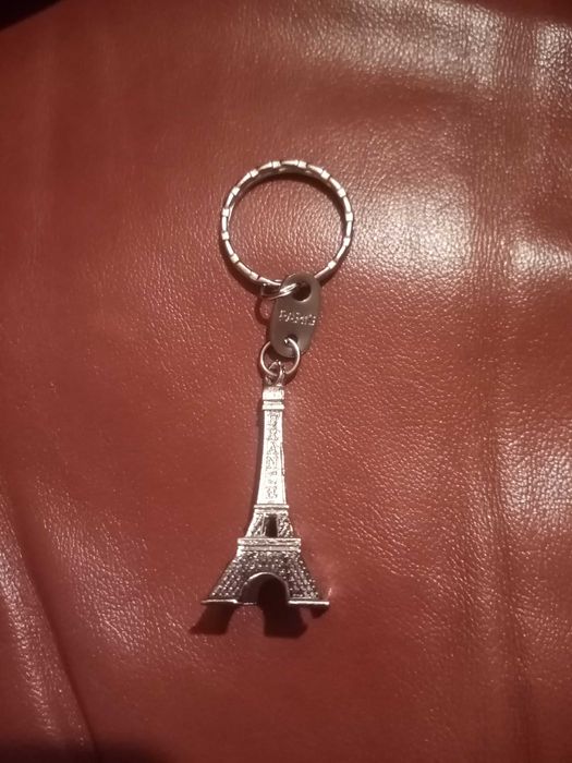 breloczek z Paryża z wieżą Eiffla