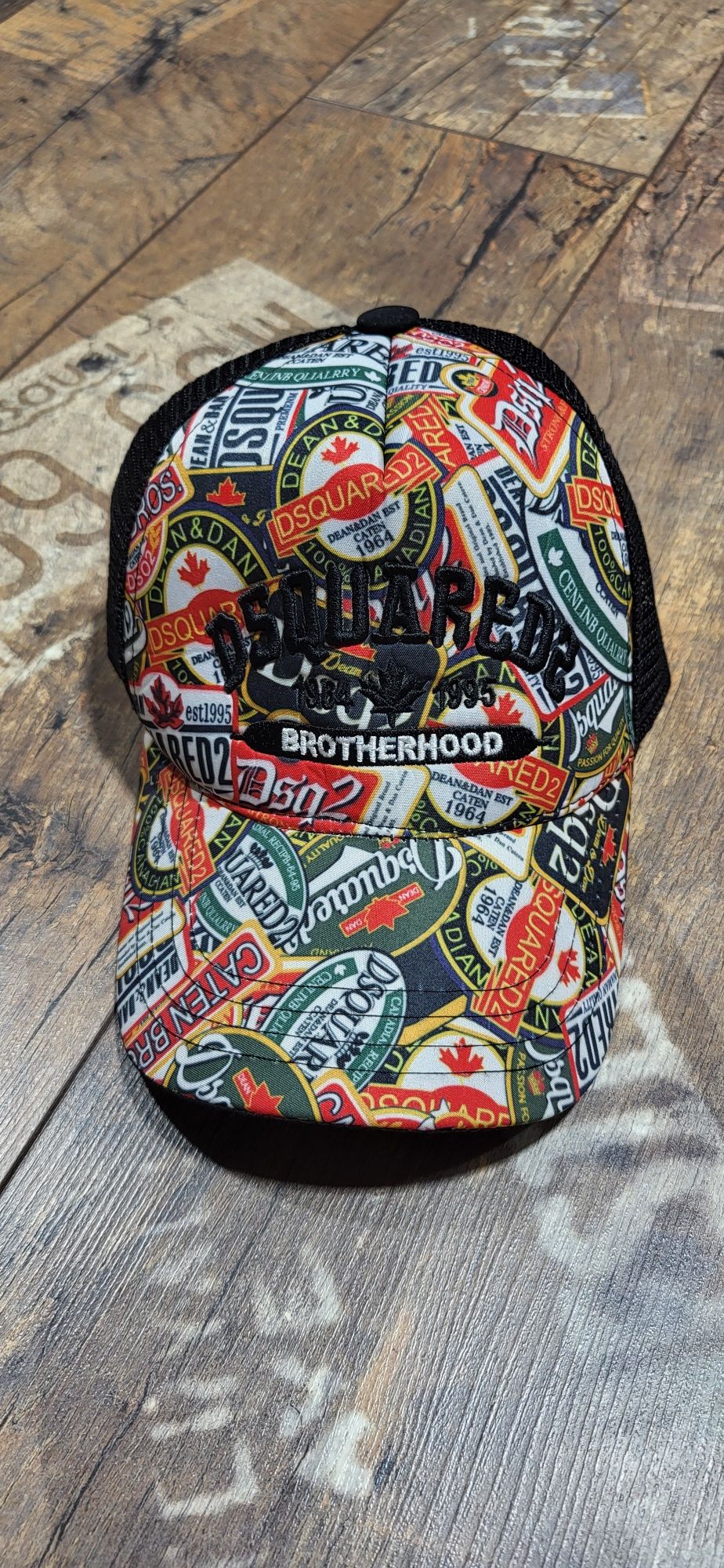 Kolorowa czapka z daszkiem tył siatka Dsquared2 unisex